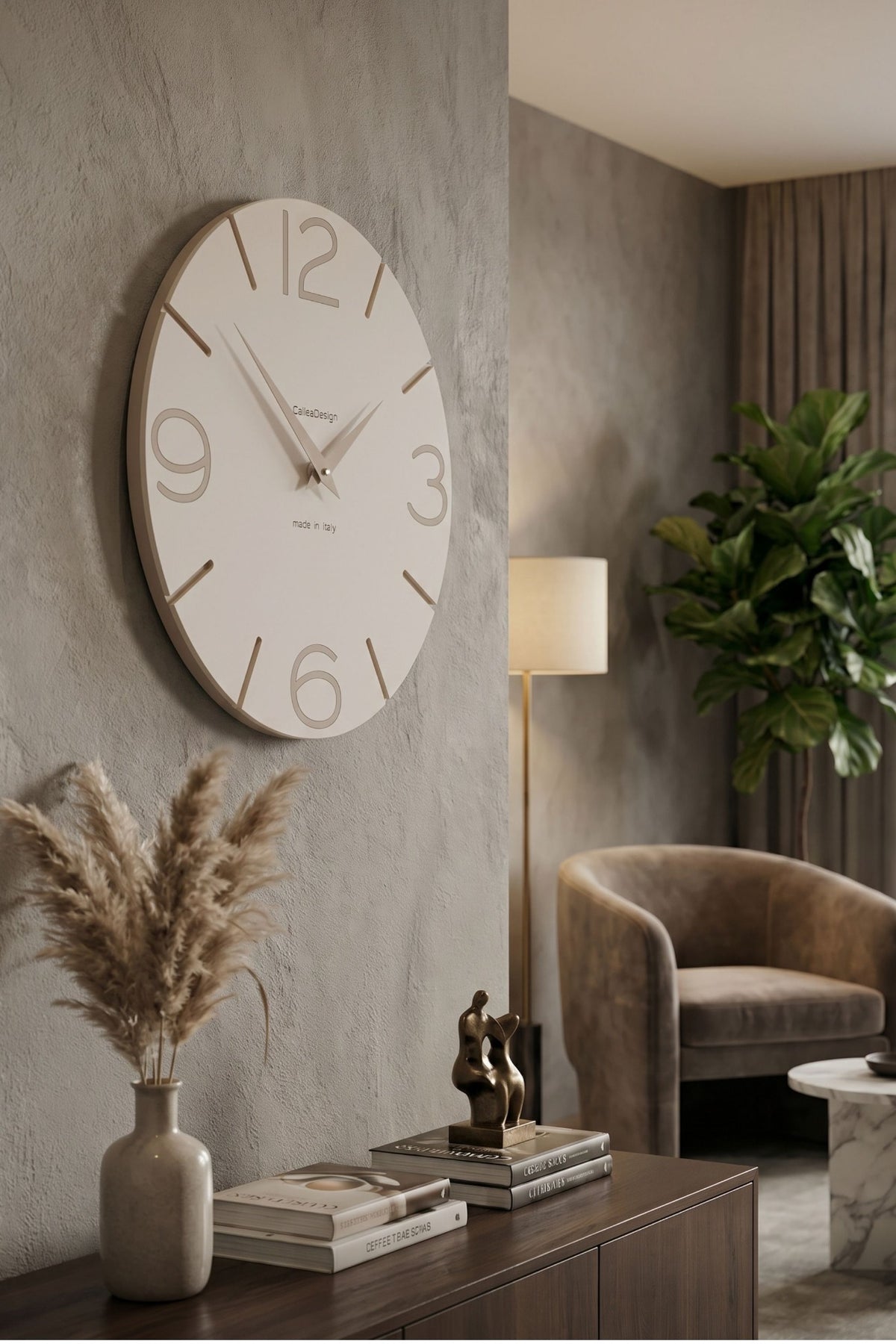 CalleaDesign Smile Wanduhr in Café-Latte-Ausführung in einem modernen neutralen Interieur
