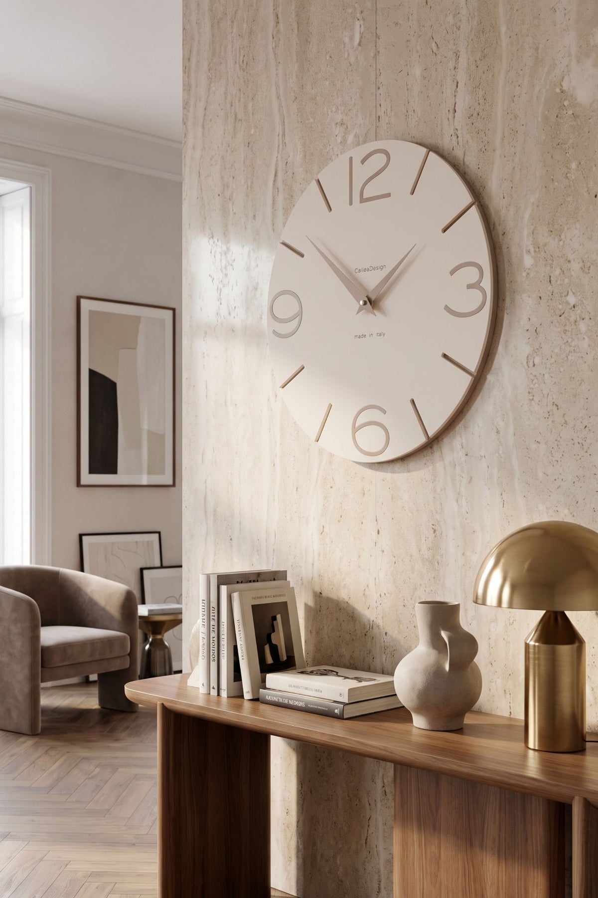 CalleaDesign Smile Wanduhr in einem modernen neutralen Interieur