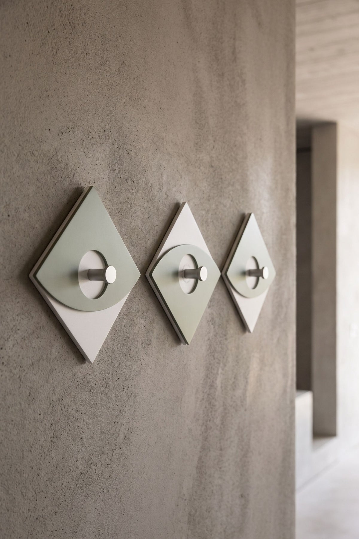 Eleonora Wandgarderobe in Salbeigrün mit drei Haken in einem modernen Eingangsbereich