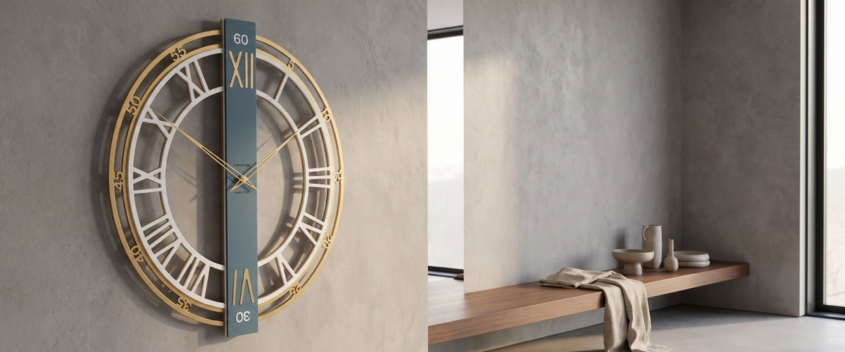 Große CalleaDesign Wanduhr mit goldfarbenen Ziffern an einer strukturierten Wand in einem modernen Raum