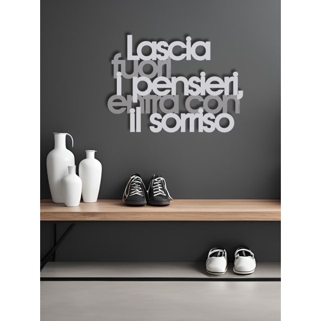 Scritta da parete "Lascia fuori i pensieri, entra con il sorriso"