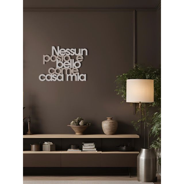 Scritta da parete in legno "Nessun posto è bello come casa mia" - ambientazione