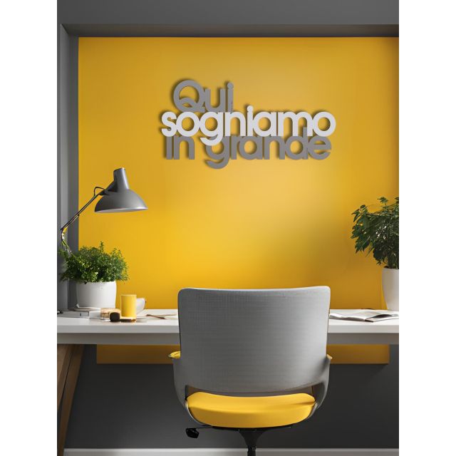 Scritta da muro "Qui sogniamo in grande", ambientazione