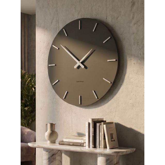 Runde moderne Wanduhr Smarty von CalleaDesign in Taupe, dekoriert in einem eleganten Wohnraum