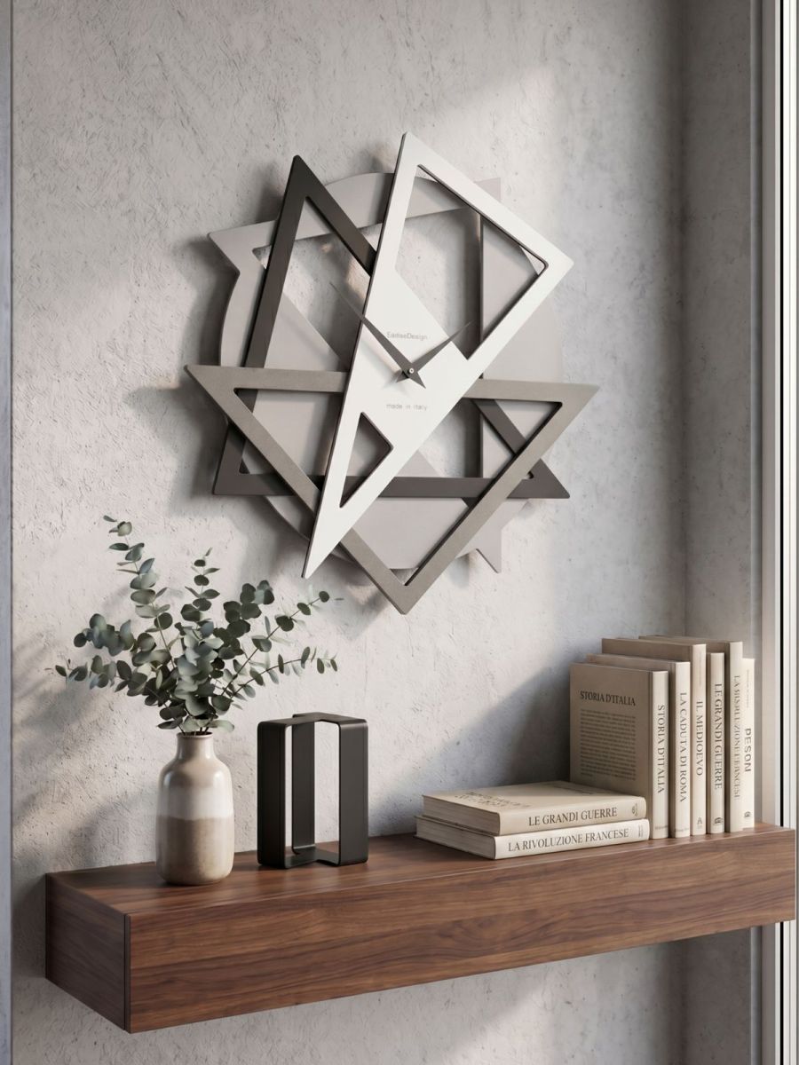 Dekorative Wanduhr Geolo von CalleaDesign mit geometrischen Dreiecksformen, handgefertigt in Italien